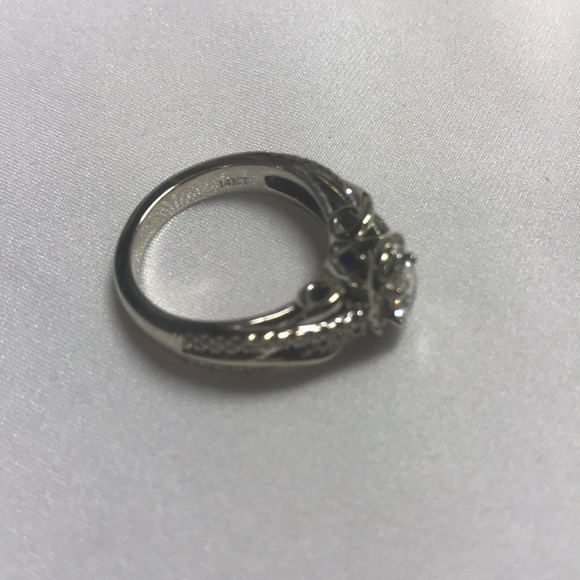 Vera Wang diamond ring - Picture 5 of 7